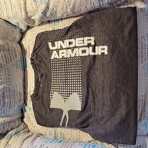 Under armour boys short sleeve shirt.